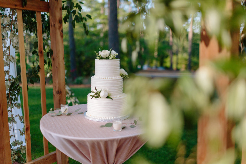 white wedding cake 